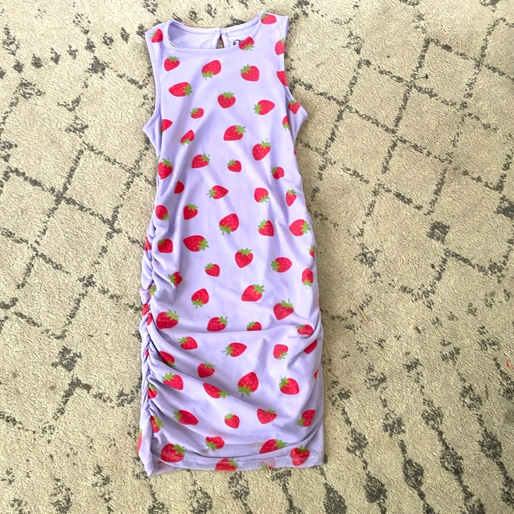 Fitted drees scrunched sides purple.